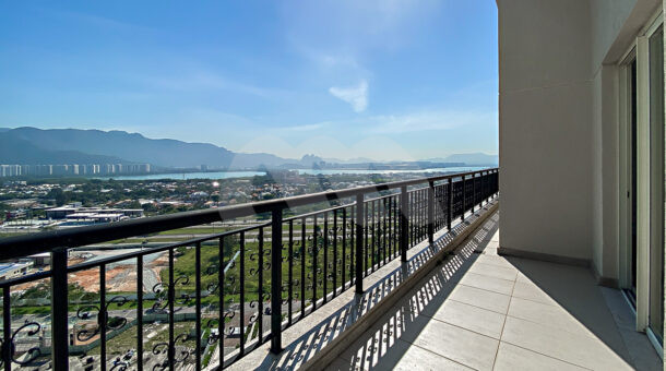 Imagem lateral da linda vista da varanda no 1º andar da Cobertura Duplex à venda.