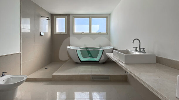 Imagem do lindo banheiro com banheira da Cobertura Duplex à venda.