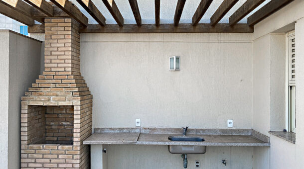 Imagem da churrasqueira localizada no terraço da Cobertura Duplex à venda.