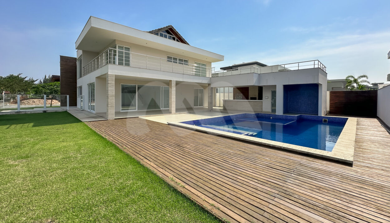 Casa em Terreno de Esquina no Alphaville à venda na Barra da Tijuca
